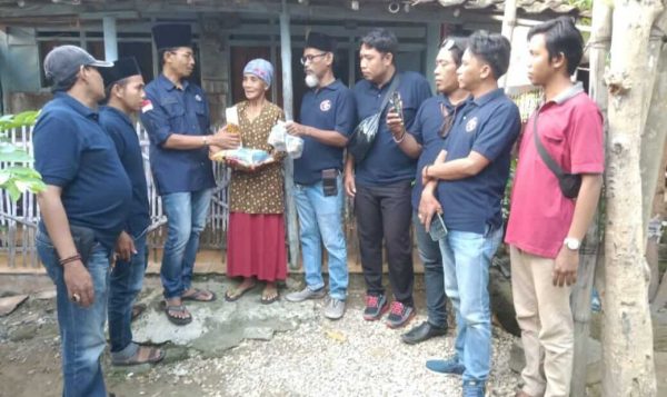 Berkah Ramadan, Aliansi Wartawan Sampang bagikan Paket Sembako dan Takjil