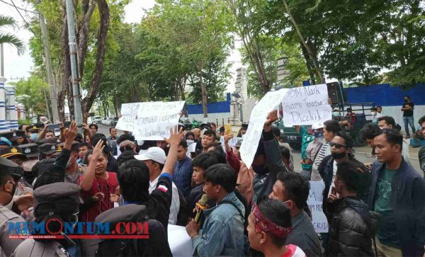 Tolak Kenaikan Harga BBM, Masyarakat Sampang Bersatu Geruduk Kantor DPRD