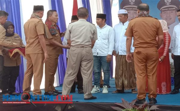 Hadiri Pelantikan BPD Banjar Talelah dan Pembagian Sertifikat, Bupati Sampang Apresiasi Keberadaan Taman Kotaku